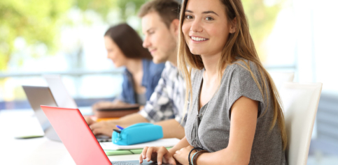 Alumnos y alumnas frente a sus laptops.